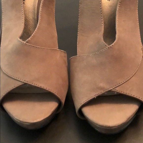 MODA SPANA SUEDE/LEATHER DARK TAUPE HEELS. - Picture 6 of 8